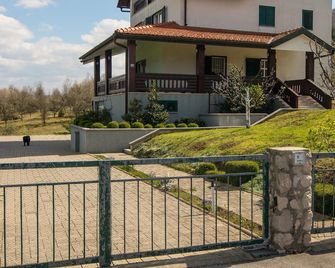 Apartments and Room Robert - Korenica - Outdoors view