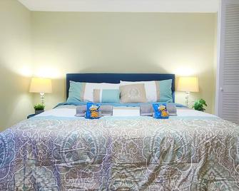 Lovely Modern 3-Bedroom Condo with Free Parking right by West Edmonton Mall - Edmonton - Bedroom