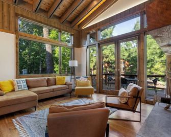 Evergreen Cove Cabin - 3 bedroom, hot tub, Mnky Islnd, golf shangri-La - Afton - Living room