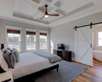 Newly Built, Stunning 4br/2ba With Waterfront Views - Thomasville - Schlafzimmer
