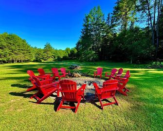 Hide-A-Way Cabin, Pool & AC, Authetic Adirondack Cabin Steps from Loon Lake - Chestertown - Innenhof