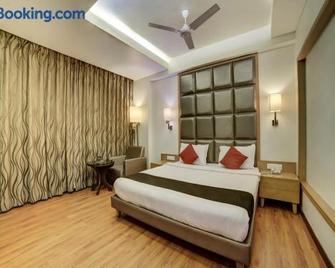 Hotel Furatt International - 巴羅達 - 臥室