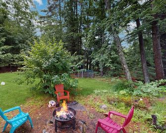 Lakefront Home on Togus Pond with 2 Decks, Great View & Canoe/Fire Pit - Augusta - Patio
