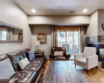 Walk-Friendly Truckee House - Truckee - Living room