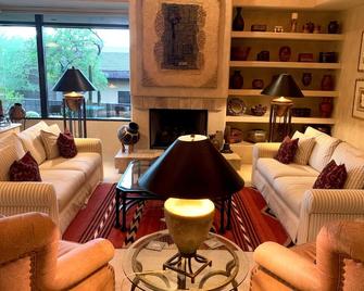 Luxury Private Home In Beautiful Desert Mountain ; North Scottsdale - Carefree - Living room