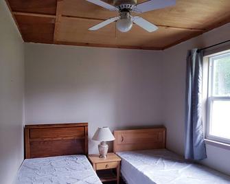 Water Front Cottage In North Frontenac - Cloyne - Habitación