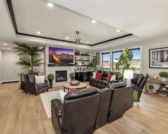 A Daybreak Stay - Waukee - Living room