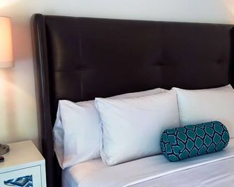 Carriage House - Hamden - Living room