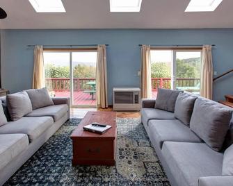 The Guest House - Margaretville - Living room