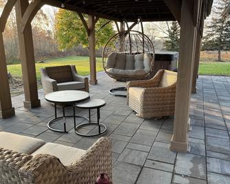 Charming 3-bedroom farmhouse with AC and WiFi in Dunnville - Dunnville