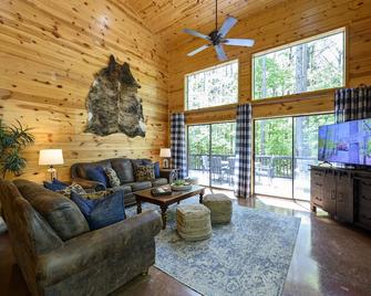 Hickory Bear - Cabin surrounded by pines, Sleeps 10, Hot Tub, Fire Pit, Arcade, Foosball Table & Deck Slide - Broken Bow - Olohuone