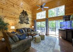 Hickory Bear - Cabin surrounded by pines, Sleeps 10, Hot Tub, Fire Pit, Arcade, Foosball Table & Deck Slide - Broken Bow - Living room