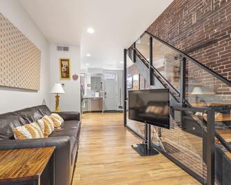 Walkable to two of Pittsburgh's hottest neighborhoods. Free Off-Street Parking. - Pittsburgh - Soggiorno