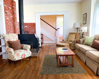 Douglaston Salmon Run - Meadow Lodge - Pulaski - Living room