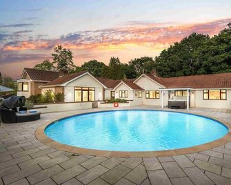 Churchill Country Retreat by My Getaways - Lewes - Zwembad