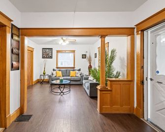 The Vintage Haven - Des Moines - Living room