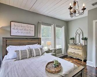 Large Family Cottage near Main St Shops! Sleeps 12 - Uvalde - Bedroom