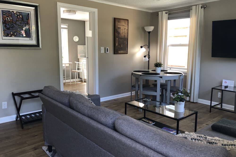 Cozy Crown Hill Carkeek Cottage w/3 Beds, Full Kitchen & Backyard in North Seattle - סיאטל - סלון