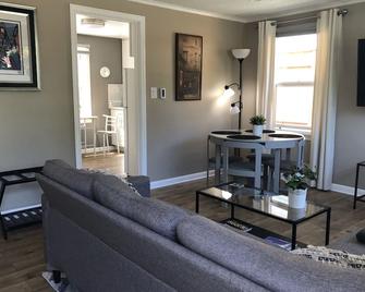 Cozy Crown Hill Carkeek Cottage w/3 Beds, Full Kitchen & Backyard in North Seattle - Seattle - Living room