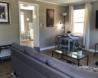 Cozy Crown Hill Carkeek Cottage w/3 Beds, Full Kitchen & Backyard in North Seattle - סיאטל - סלון