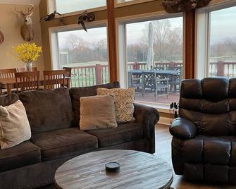 Farmhouse, fishing & biking. Secluded but only 15 min from Paducah. - Metropolis - Wohnzimmer
