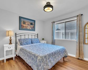 Spacious Oasis Hot Tub Backyard Garden 3br/2ba - Sonoma - Bedroom