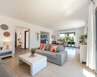 Elegant and modern villa with private pool - Cas Concos des Cavaller - Living room