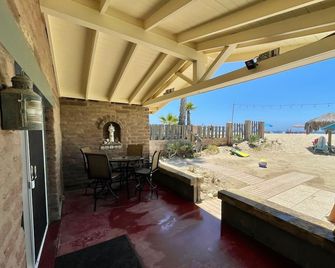 Right on the Sand, 4 Bedroom Beach House! - Carpinteria - Innenhof