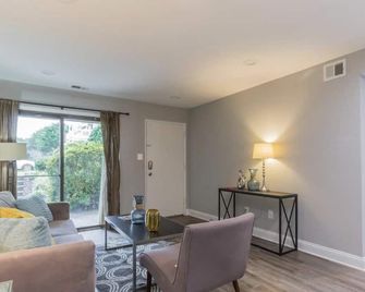 Beautiful 2BR/1BA Renovated Condo near DC w/pool - Springfield