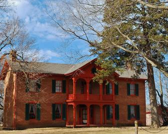 Comfortable Countryside Stay at Knights Inn Harrisonville! Free Parking - Harrisonville - Gebäude