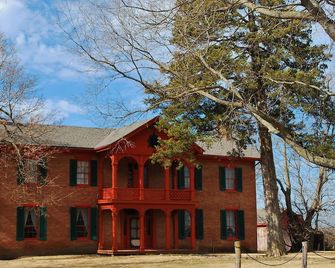 Comfortable Countryside Stay at Knights Inn Harrisonville! Free Parking - Harrisonville - Gebäude