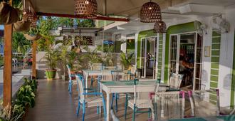 Hotel Peten - Flores - Patio