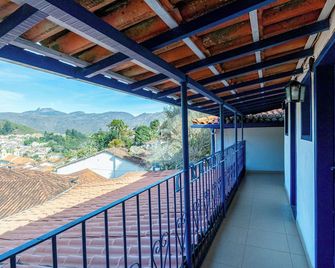 É Hostel - Ouro Preto - Balkon