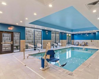 Hampton Inn by Hilton Colorado Springs Northeast - Colorado Springs - Pool