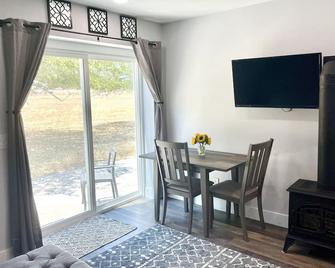 Updated In-Law Suite with laundry and patio for Mid Term Stays - Red Bluff - Dining room