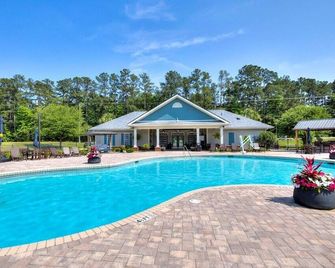 \'Penthouse on the big Pond\' Lake Marion, SC at the Club Wyndham Resort\nSleeps 10 - Santee - Pool