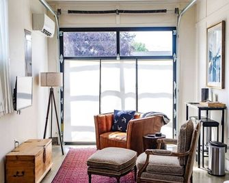Stunning Suburban Suite With Kitchenette - Baker City