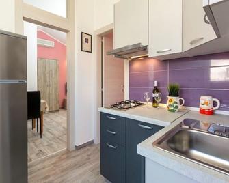 Pleasant Oriana Apartment near the sea-Pula - Пула - Кухня