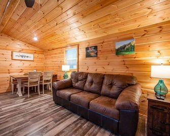 Cypress: Sleep 4, Tiny Cabin, Pets, Near Park/Lake - Broken Bow - Olohuone