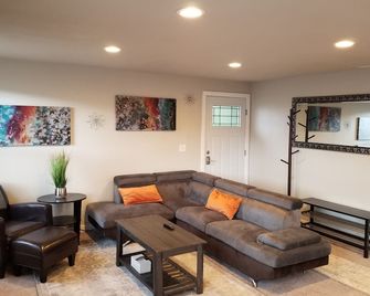 Spacious newly remodeled 3br 2ba in heart of the Seattle - Seattle - Living room