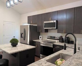 The Hawthorne Place - Buena Vista - Kitchen