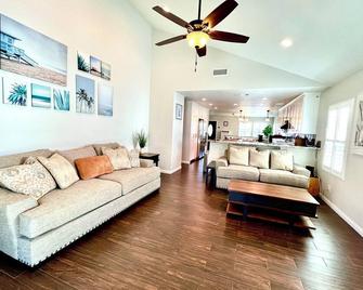 Pool house in Orange County, CA - Cypress - Living room