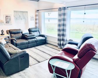 Beach and Ocean View • Family Friendly • Mouth of the Kenai River - Kenai - Living room