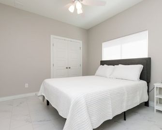 Coastal Paradise Awaits! New 5brhome-12 Min To Beach-Pet-Friendly 500 Mbps Wifi! - Portland - Bedroom