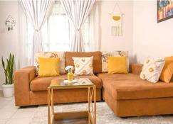 Furnished 1 Bedroom Apartment In Nairobi. 15 Mins To Cbd. Free Wi-Fi & Parking - Nairobi - Living room
