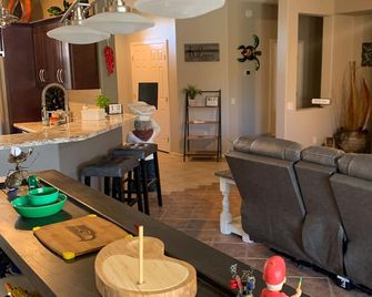 It’s AZ TimeRelax in a private heated pool, Golf, Spring Training, Hiking - Surprise - Sala de estar