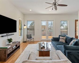 Cowboy Pool and Open Concept Living - Bright Modern Haven - Austin - Phòng khách