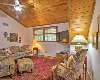 Couples Cabin - 5 Mi to DT Berkeley Springs! - Berkeley Springs - Wohnzimmer