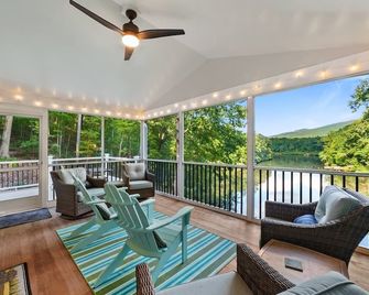 Peaceful Lakefront Cottage with Mountain Views! - Harpers Ferry - Balcony