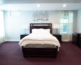 Fully furnished spacious basement suite, Private entrance. - Ellicott City - Bedroom